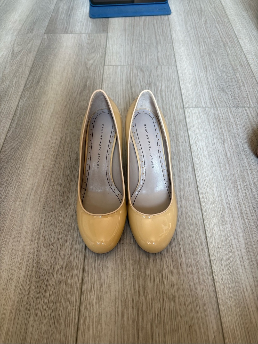 New Marc by Marc Jacobs beige Patent Round Toe Pumps size 37 or 7